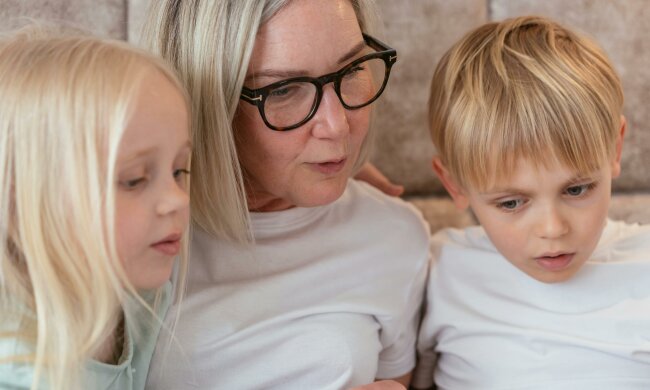 Z życia wzięte. "Zostawiłam dzieci mamie, by odpocząć na wakacjach": Po powrocie wręczyła mi rachunek