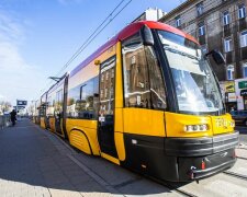 Warszawa, kolizja samochodu z tramwajem