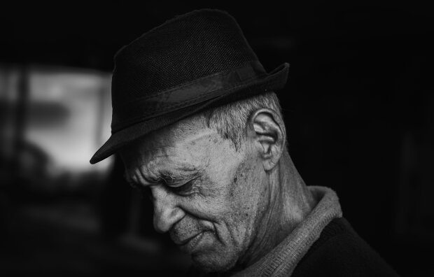 Z życia wzięte. "Wszyscy śmiali się z biednego starca": Pracował całe życie, a skończył bez domu