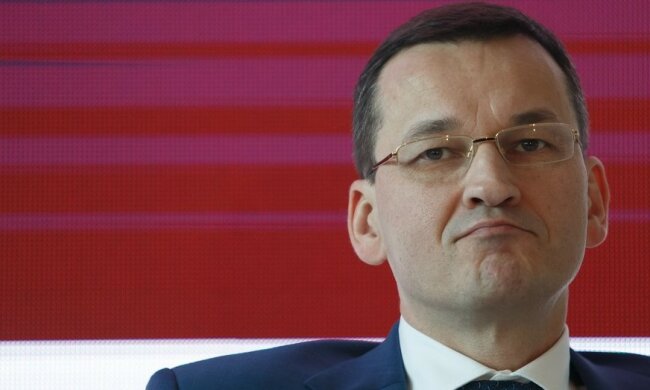 Podczas konferencji prasowej rząd nieco najadł się wstydu. Za plecami Mateusza Morawieckiego stało się coś niedopuszczalnego