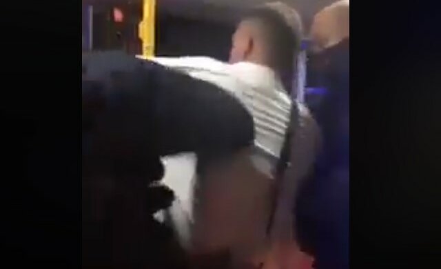 Wstrząsające nagranie. W jednym z polskich miast doszło w autobusie do niecodziennej interwencji policji. Poszło o hulajnogę