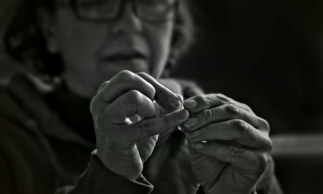 Z życia wzięte. "Zauważyłam zacieki w ich łazience i wszystko wyszorowałam": Myślałam, że pomagam, a synowa wpadła w szał