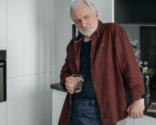 Straciłem głowę dla młodszej kobiety i zostawiłem żonę po trzydziestu dwóch latach. Kiedy chciałem wrócić, przy naszych drzwiach stały już cudze buty
