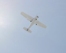 Mężczyzna ukradł samolot i leciał w stronę elektrowni atomowej. Potem próbował ukraść samochód