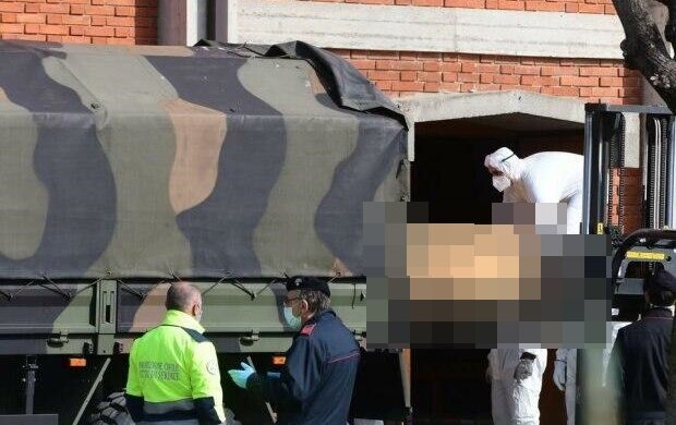 Służby nie wyrabiają się z chowaniem zmarłych na koronawirusa. W kościele odegrały się dramatyczne sceny