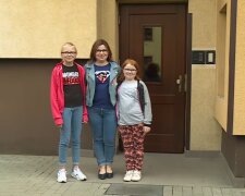 Pani Justyna z córkami/ YouTube @Polsat