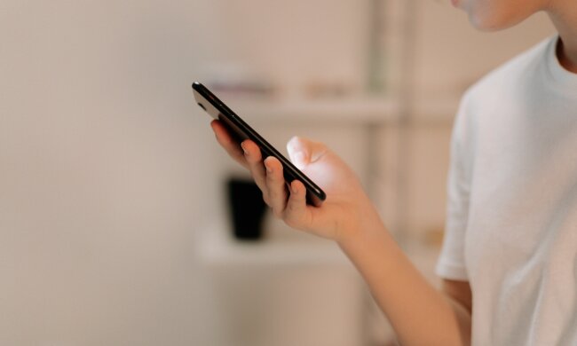 Nieznane numery dzwonią bez przerwy. Włącz tę opcję w telefonie