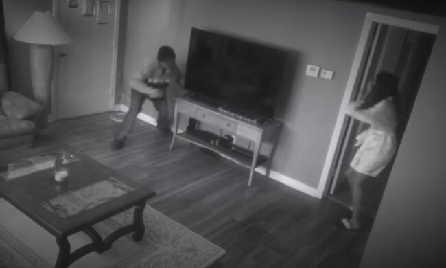 Intruz włamuje się do domu, jednak odważny pit bull sprawia, że włamywacz szybko zmienia zdanie. Wstrząsające nagranie