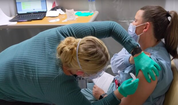 Trwają szczepienia na koronawirusa! / YouTube:  CNBC