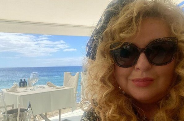 Magda Gessler po burzliwej prezentacji nowej maski ochronnej, robi furorę w wyprostowanych trochę włosach