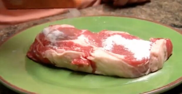 Dlaczego posypanie mięsa sodą oczyszczoną przed gotowaniem, to świetny pomysł? Oto kilka sztuczek