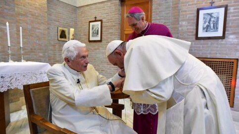 Papież Franciszek napisał list kondolencyjny do Benedykta XVI. Chwyta za serce