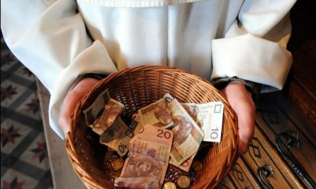Kosmiczne wypłaty polskich duchownych. Wierni nie mieli o tym pojęcia