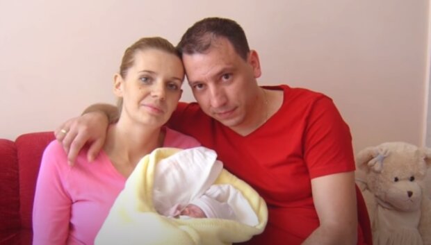 Agata Mróz z mężem i córeczką/YouTube @Paula Rodak