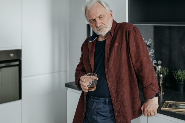 "Jedno znalezisko na dnie szafy zniszczyło całe moje małżeństwo po trzydziestu latach": Od tamtej chwili nie potrafię patrzeć na żonę bez wstrętu