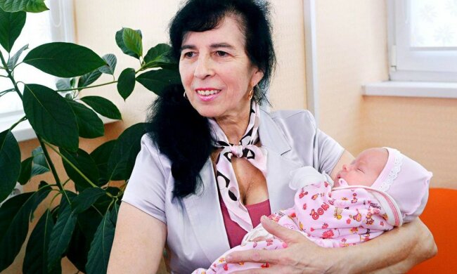 Ta kobieta urodziła córkę w wieku 60 lat!/screen YouTube