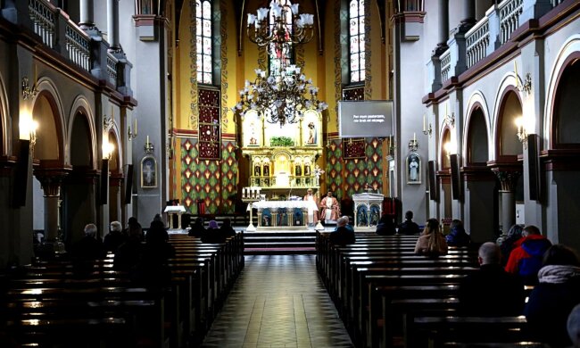 Do niektórych kościołów będzie mogło jednocześnie wejść ponad 100 osób, źródło: Polityka