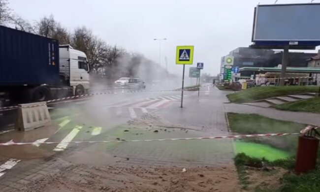Ostrzeżenie dla mieszkańców. Spod ziemi wydobywa się zielona, dymiąca ciecz [WIDEO]