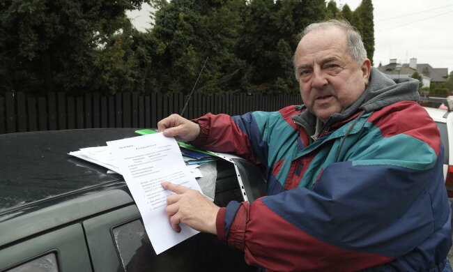 Został wyrzucony z własnego domu. Władze są bezradne, Święta spędzi w swoim samochodzie