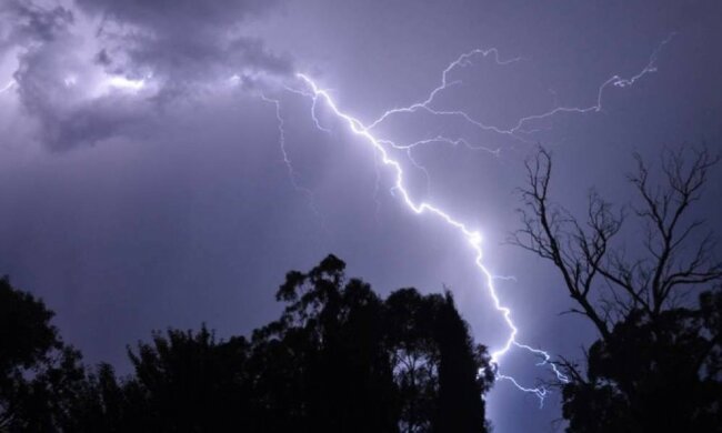 Miniona noc z 29 na 30 sierpnia była bardzo niespokojna. Na dziś IMGW wydało ALERT III stopnia