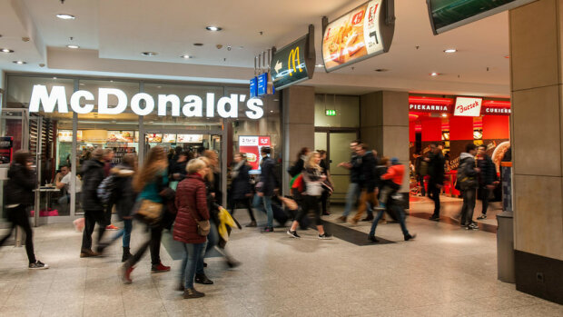 McDonald’s odmówiło sprzedaży posiłku klientowi. Teraz gęsto się tłumaczą!