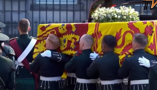 Trumna z ciałem królowej Elżbiety II w Edynburgu/YouTube @Music fm News