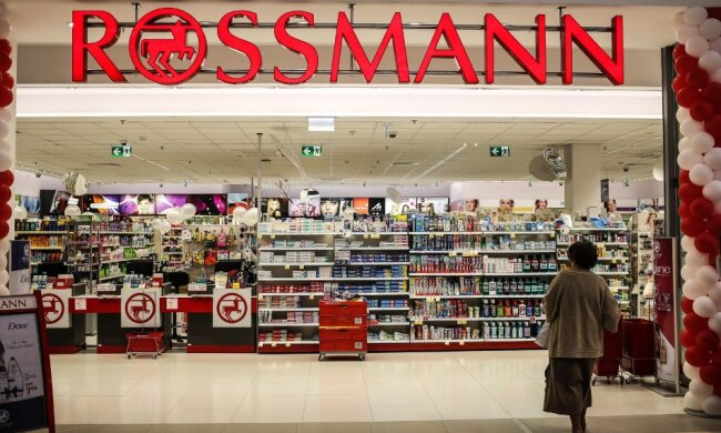 Luksusowa marka pojawi się w Rossmannie! Klienci kupią taniej kultowe produkty