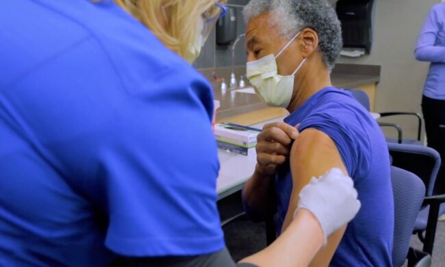 Szczepienie na COVID-19. Źródło: Youtube Denver Health