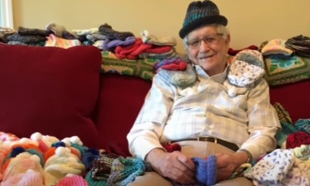 86-latek robi na drutach czapki dla wcześniaków. Źródło: Youtube