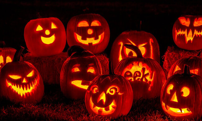 Zrobienie Halloweenowej ozdoby jest prostsze niż się wydaje. Lampion z dyni krok po kroku