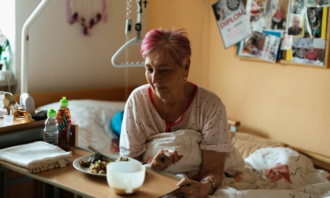 Z życia wzięte. "Teściowa wykorzystywała chorobę, żeby zatrzymać przy sobie syna": Prawdę wyznała, gdy mąż zostawił mnie samą przed operacją