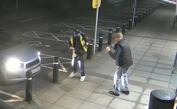 Mężczyzna broni się przed złodziejem/YT @Wales Online