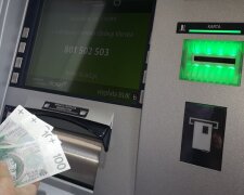 Wypłacasz pieniądze z bankomatu? W kilka sekund możesz je stracić. Złodzieje liczą na to, że nie zauważysz tego drobnego szczegółu
