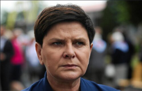 Beata Szydło jadąca lotniskowym autobusem. Zdjęcie byłej premier wywoływało lawinę komentarzy