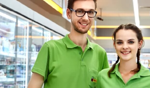 Pracownicy Biedronki. Źródło: Youtube