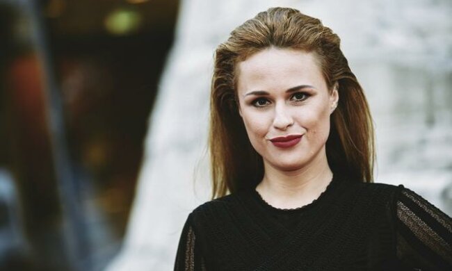 Kaja Paschalska pokazuje swoją przystrojoną choinkę świąteczną. Ale to nie choinka rozgrzewa