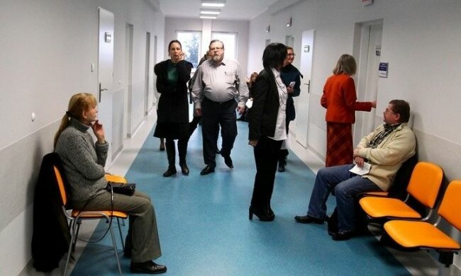 Pewna kobieta z dzieckiem czekała kilka lat na wizytę u lekarza. Źródło: gs24.pl