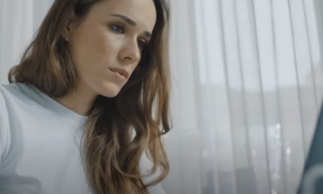 Kobieta/YouTube @Ploteczki