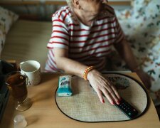 "Muszę dbać o swoją matkę, bo ona sama niczego nie potrafi". Szkoda mi było teściowej, dopóki nie odkryłam, kto naprawdę korzysta z mojego poświęcenia
