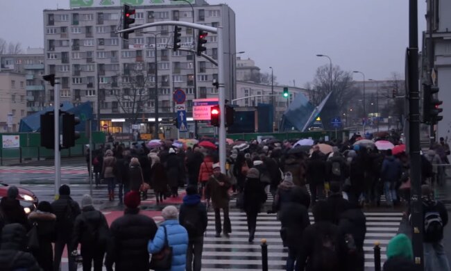 Ludzie. Źródło: Youtube Niskopodłogowiec