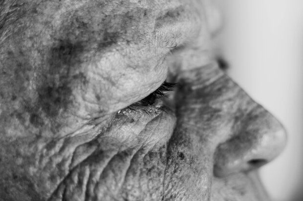 Z życia wzięte. "Dałam ubogiej babci 100 zł i po cichu poszłam za nią": Gdy zobaczyłam, co kupiła, nie mogłam powstrzymać łez