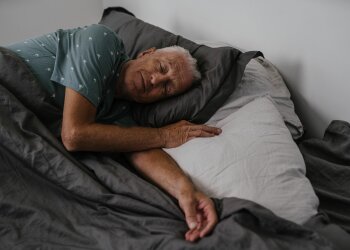 Seniorzy powinni uważać na drzemki o tej porze. Badacze odkryli niepokojącą zależność