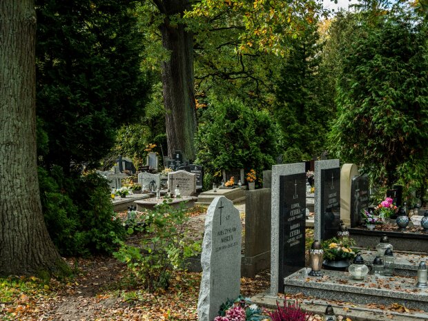 Zmiany na cmentarzach od 1 września. Zaczną obowiązywać nowe zasady