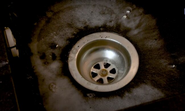 Czyszczenie odpływu w zlewie/YouTube @General Fresh