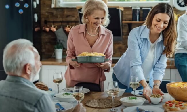 Rodzinny posiłek/YouTube @Ploteczki