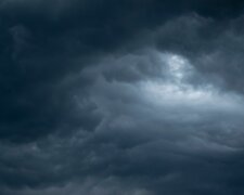 Ściana deszczu uderzyła w miasto. Ulice w kilka chwil zniknęły pod wodą. Przerażający widok