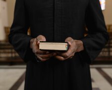Mężczyzna przerwał mszę i oskarżył księdza o romans. Duchowny zabrał głos