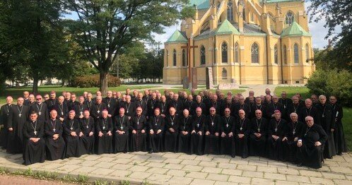 Koronawirus ich nie dotyczy. 81 biskupów na wspólnej fotografii. Gdzie odstęp i maseczki