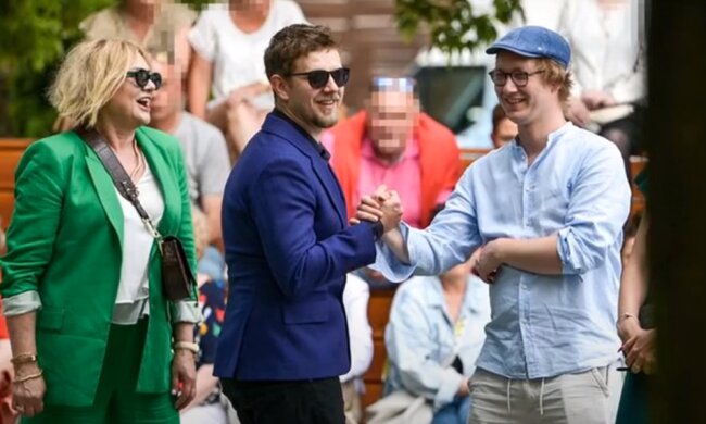 Rodzina Królikowskich na otwarciu skweru im. Pawła Królikowskiego/YouTube @Najnowsze Wiadomości 24h