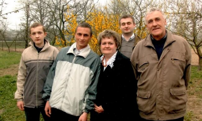 Kobieta po 30 latach dowiedziała się, że wychowywała nie swoje dziecko. Prawda ujrzała światło dzienne przypadkiem. Jak skończyła się ta hostoria